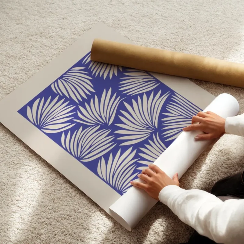 affiche avec des feuilles de palmier beiges sur fond bleu style art abstrait enroule.webp