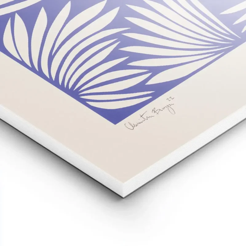 affiche avec des feuilles de palmier beiges sur fond bleu style art abstrait lightpanel.webp