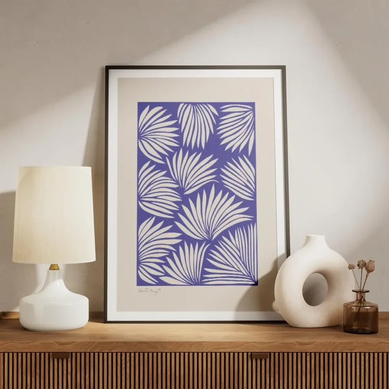 affiche avec des feuilles de palmier beiges sur fond bleu style art abstrait meuble.webp