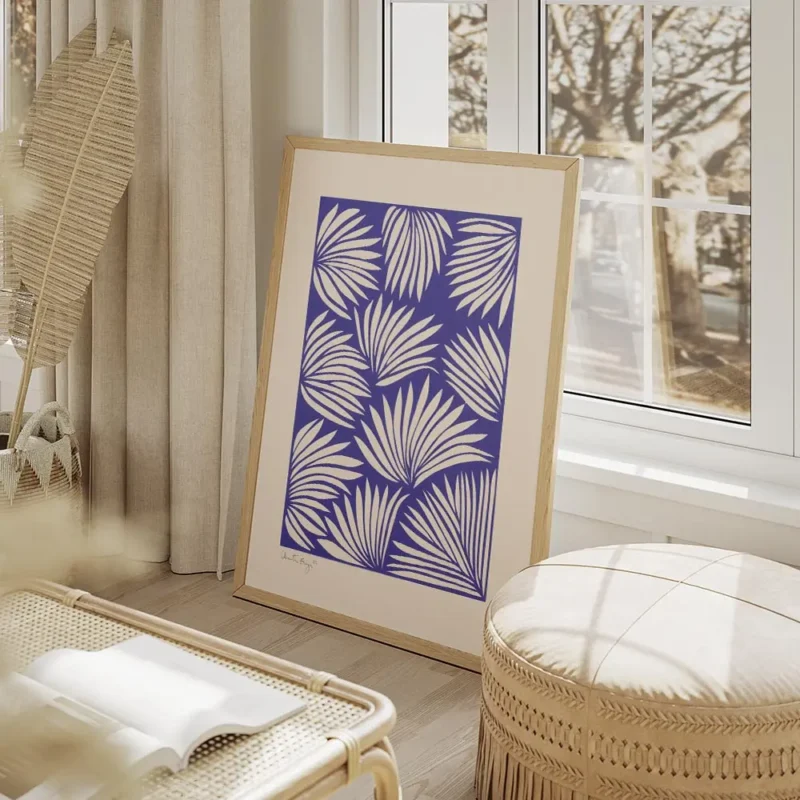 affiche avec des feuilles de palmier beiges sur fond bleu style art abstrait salon beige.webp