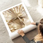 affiche avec des feuilles de palmier sechees dorees et brillantes sur un fond de au sol.webp