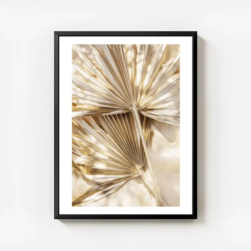 affiche avec des feuilles de palmier sechees dorees et brillantes sur un fond de avec cadre.webp