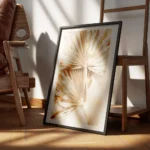 affiche avec des feuilles de palmier sechees dorees et brillantes sur un fond de encadre.webp