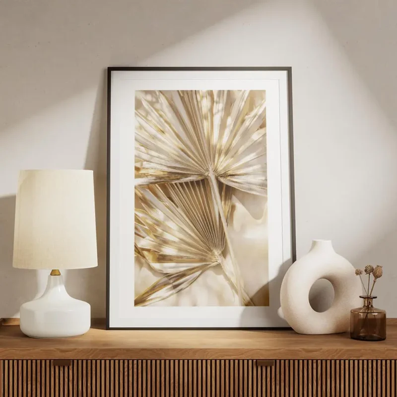 affiche avec des feuilles de palmier sechees dorees et brillantes sur un fond de meuble.webp