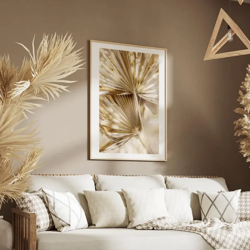 affiche avec des feuilles de palmier sechees dorees et brillantes sur un fond de salon.webp