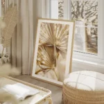 affiche avec des feuilles de palmier sechees dorees et brillantes sur un fond de salon beige.webp