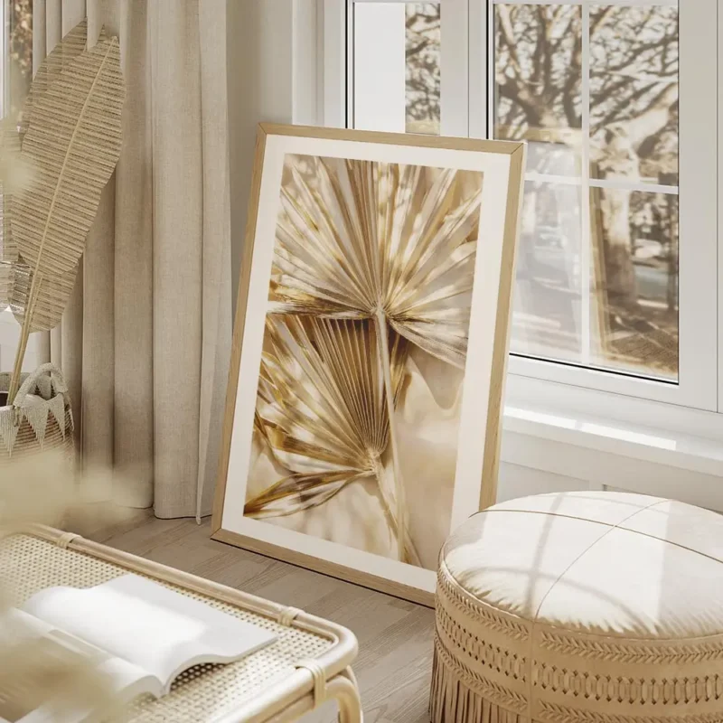 affiche avec des feuilles de palmier sechees dorees et brillantes sur un fond de salon beige.webp