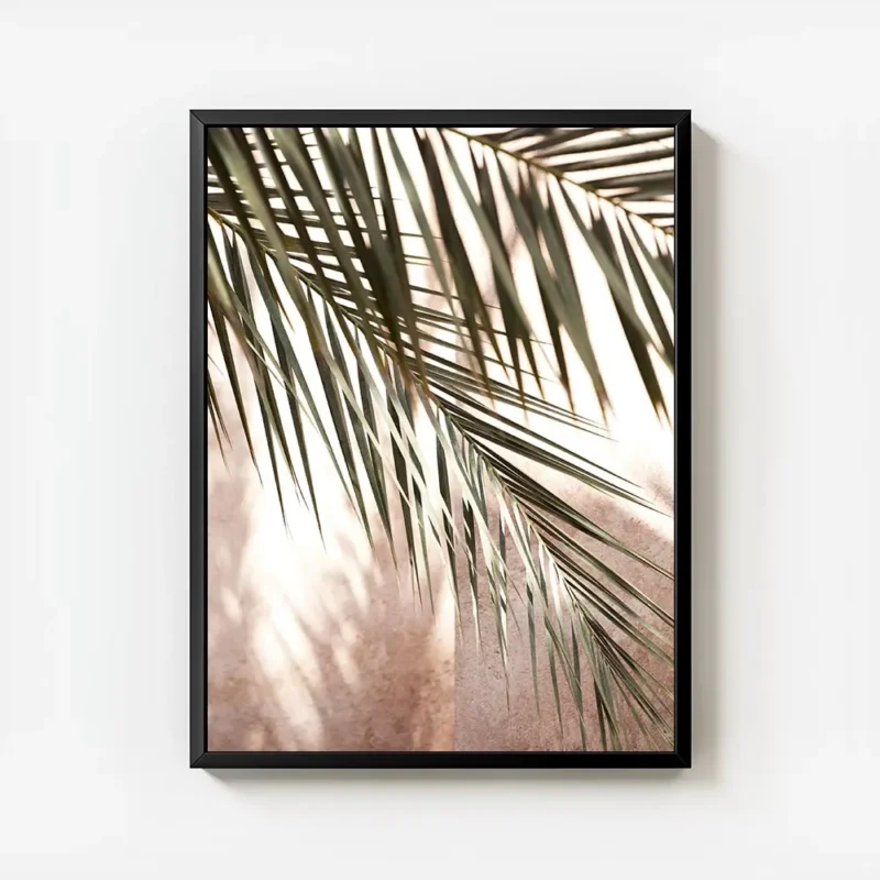 affiche avec des feuilles de palmier vertes projetant des ombres sur un mur rose avec cadre.webp
