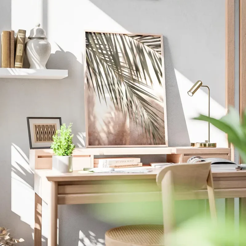 affiche avec des feuilles de palmier vertes projetant des ombres sur un mur rose bureau.webp