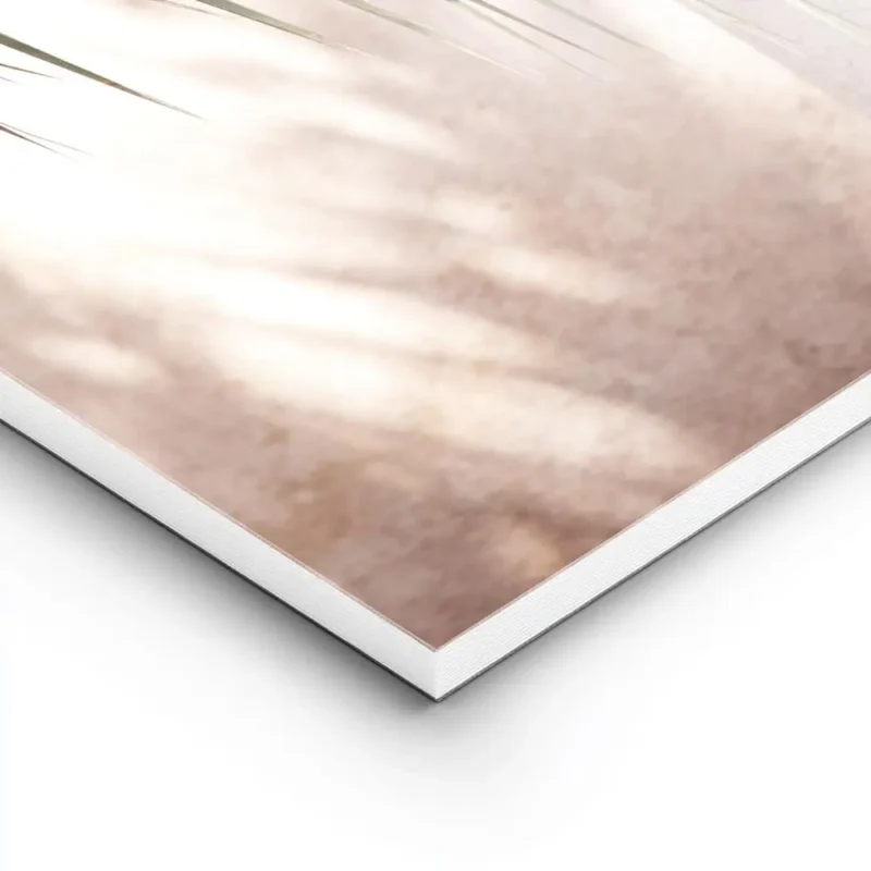 affiche avec des feuilles de palmier vertes projetant des ombres sur un mur rose lightpanel.webp