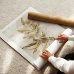 affiche avec des feuilles dorees delicates sur un fond clair decoration murale d enroule.webp