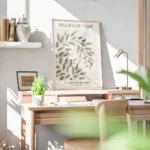 affiche avec des feuilles vertes et blanches superposees sur un fond beige avec bureau.webp