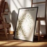 affiche avec des feuilles vertes et blanches superposees sur un fond beige avec encadre.webp