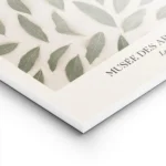 affiche avec des feuilles vertes et blanches superposees sur un fond beige avec lightpanel.webp