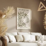 affiche avec des feuilles vertes et blanches superposees sur un fond beige avec salon.webp