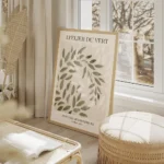 affiche avec des feuilles vertes et blanches superposees sur un fond beige avec salon beige.webp