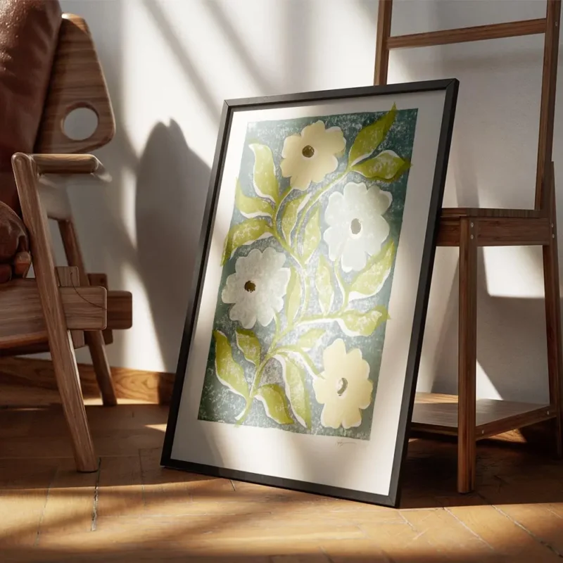 affiche avec des fleurs stylisees jaunes et bleues et des feuilles vertes sur un encadre.webp