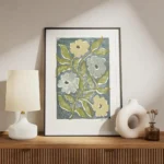 affiche avec des fleurs stylisees jaunes et bleues et des feuilles vertes sur un meuble.webp