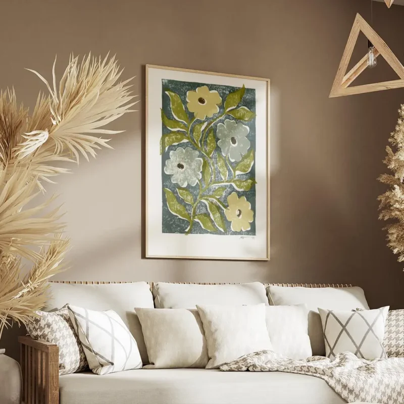 affiche avec des fleurs stylisees jaunes et bleues et des feuilles vertes sur un salon.webp