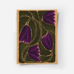 affiche avec des fleurs violettes et des feuilles vert fonce aux contours clairs.webp