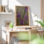 affiche avec des fleurs violettes et des feuilles vert fonce aux contours clairs bureau.webp