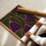 affiche avec des fleurs violettes et des feuilles vert fonce aux contours clairs enroule.webp