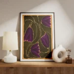 affiche avec des fleurs violettes et des feuilles vert fonce aux contours clairs meuble.webp
