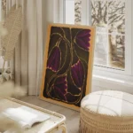 affiche avec des fleurs violettes et des feuilles vert fonce aux contours clairs salon beige.webp