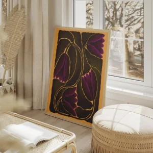 affiche avec des fleurs violettes et des feuilles vert fonce aux contours clairs salon beige.webp