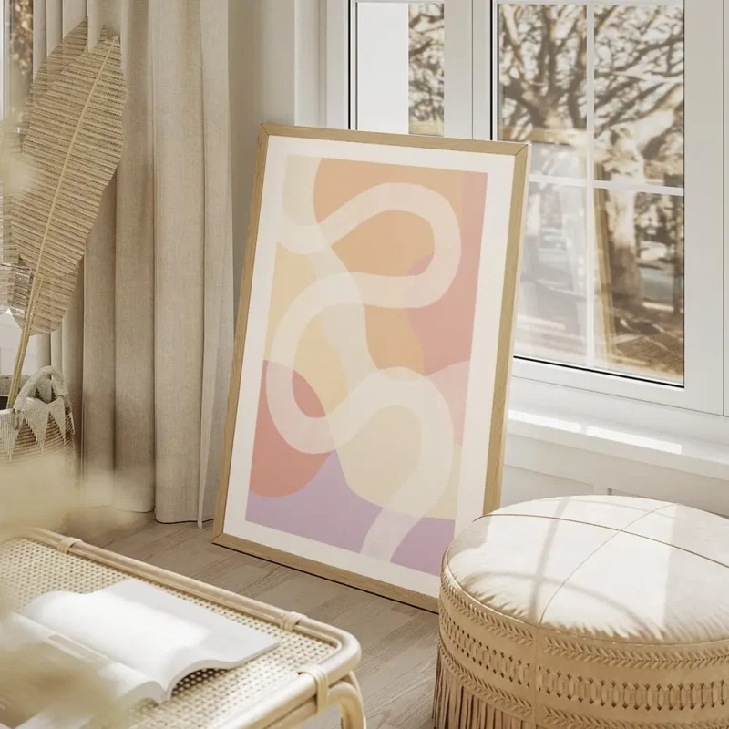 affiche avec des formes abstraites aux couleurs jaune rose orange et violet trav salon beige.webp