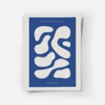 affiche avec des formes abstraites beige sur fond bleu fonce avec du texte en ty.webp