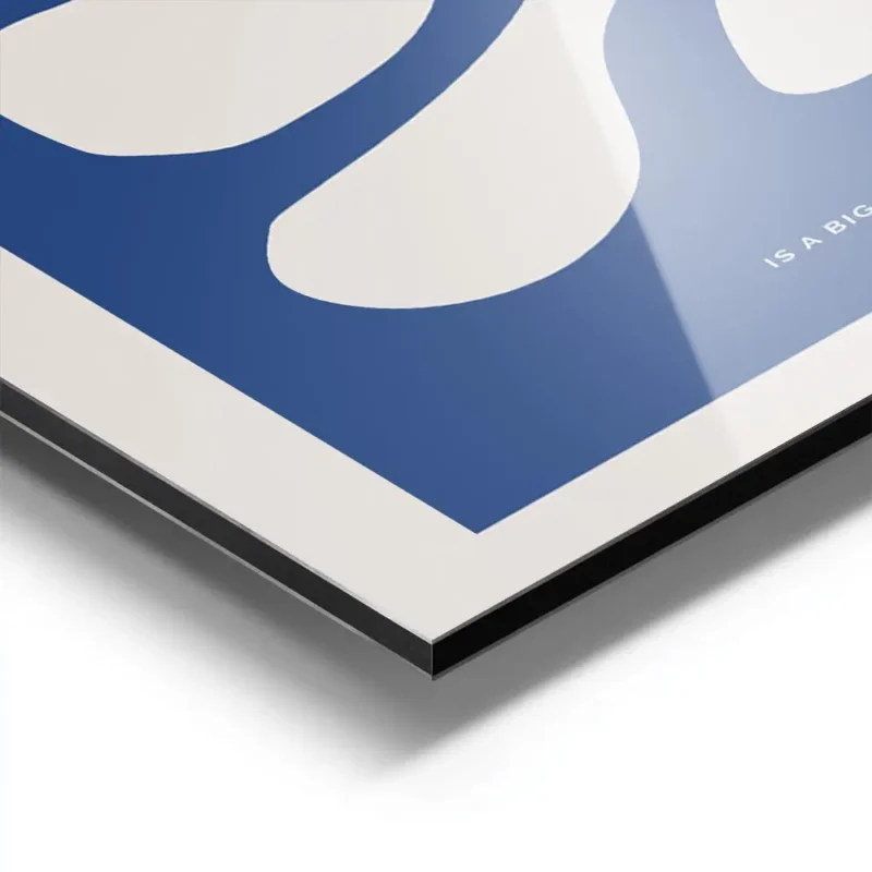 affiche avec des formes abstraites beige sur fond bleu fonce avec du texte en ty aluminium.webp