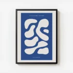 affiche avec des formes abstraites beige sur fond bleu fonce avec du texte en ty avec cadre.webp