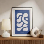 affiche avec des formes abstraites beige sur fond bleu fonce avec du texte en ty meuble.webp