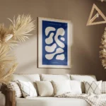affiche avec des formes abstraites beige sur fond bleu fonce avec du texte en ty salon.webp