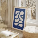 affiche avec des formes abstraites beige sur fond bleu fonce avec du texte en ty salon beige.webp