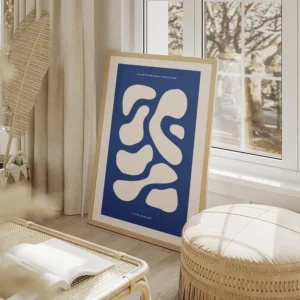 affiche avec des formes abstraites beige sur fond bleu fonce avec du texte en ty salon beige.webp