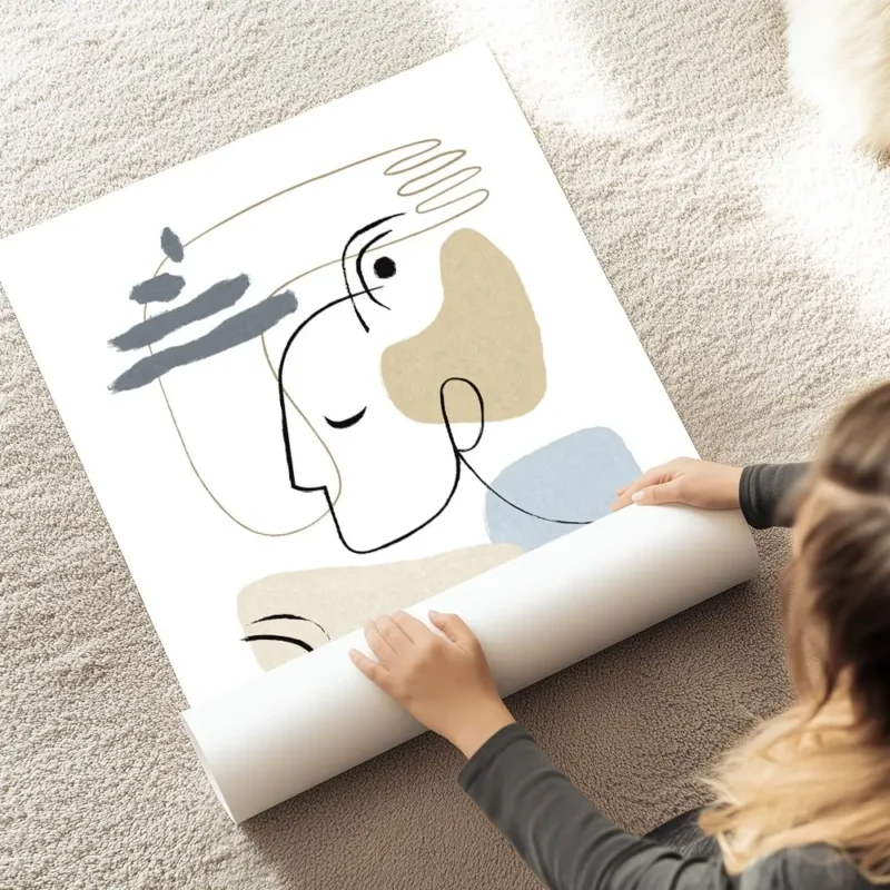 affiche avec des formes abstraites beiges et bleues une main et un visage en art au sol.webp