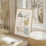 affiche avec des formes abstraites beiges et bleues une main et un visage en art salon beige.webp