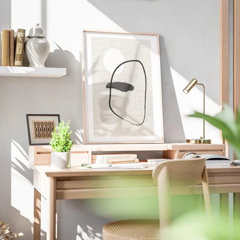 affiche avec des formes abstraites blanches beiges et noires sur un fond en lin bureau.webp