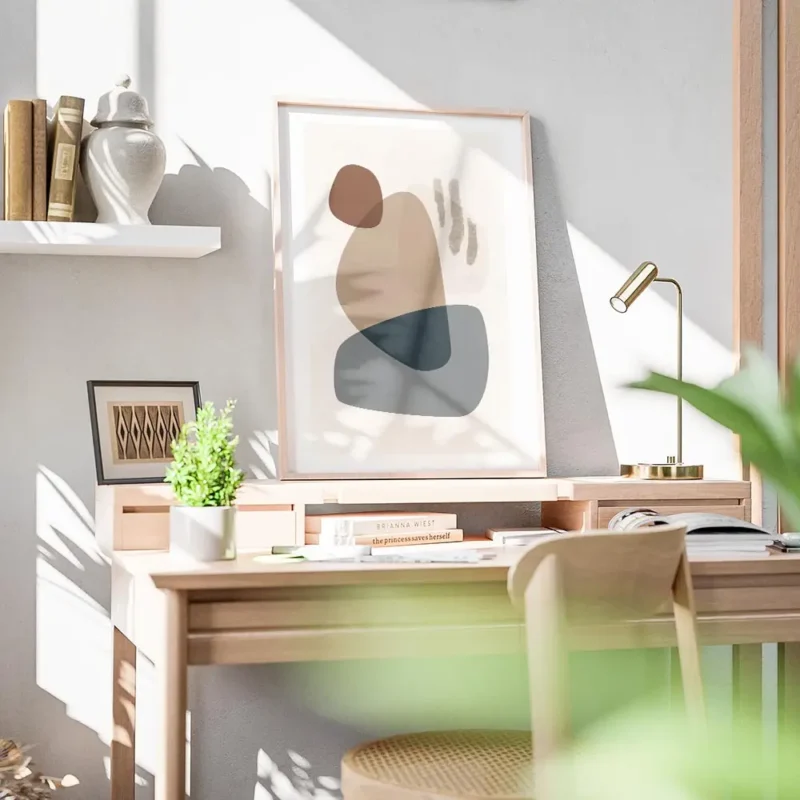 affiche avec des formes abstraites en gris bleu beige et marron sur un fond clai bureau.webp