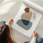 affiche avec des formes abstraites en gris bleu beige et marron sur un fond clai en rouleau.webp