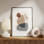 affiche avec des formes abstraites en gris bleu beige et marron sur un fond clai meuble.webp