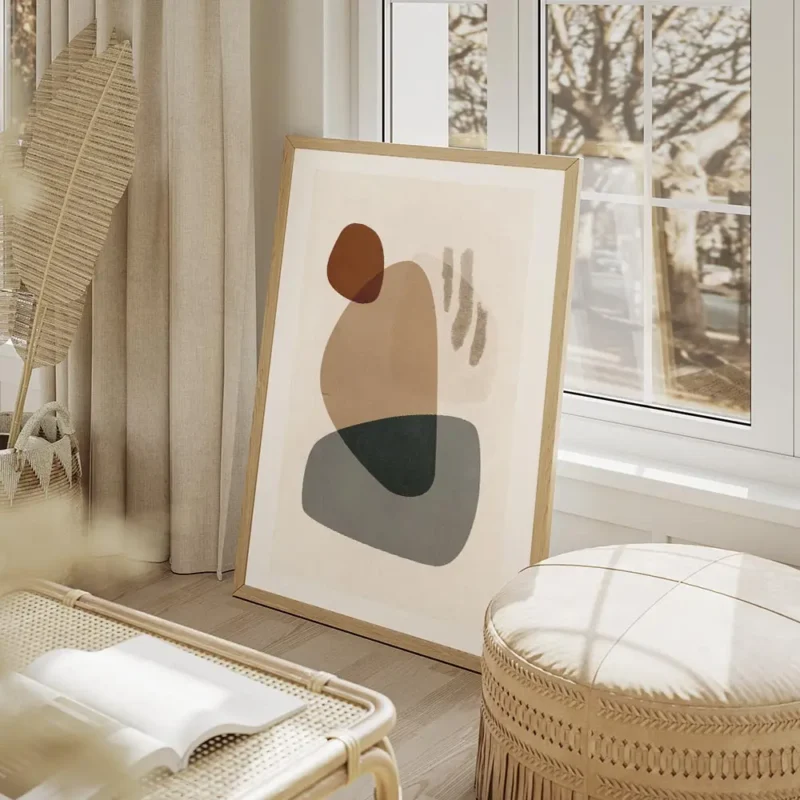 affiche avec des formes abstraites en gris bleu beige et marron sur un fond clai salon beige.webp