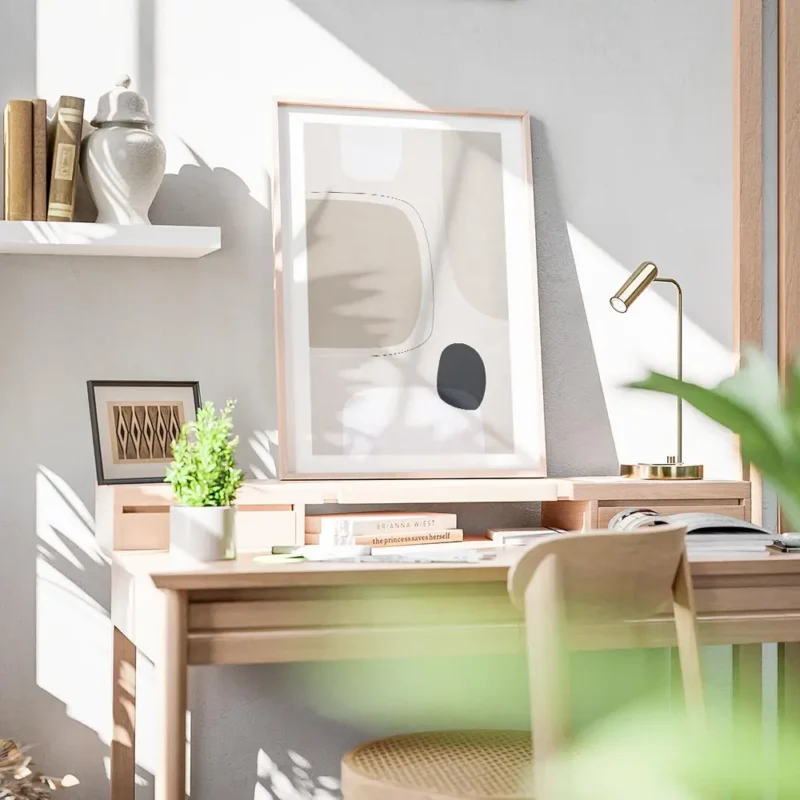 affiche avec des formes abstraites en gris clair beige et noir sur fond beige te bureau.webp