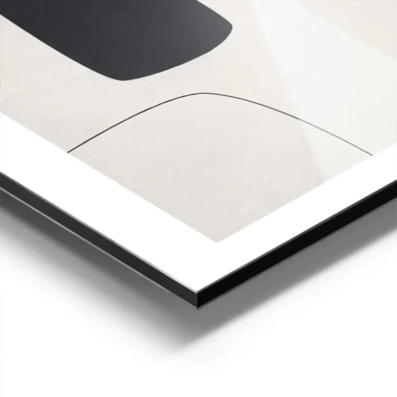 affiche avec des formes abstraites en noir gris clair et beige sur un fond beige aluminium.webp