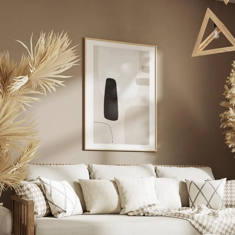 affiche avec des formes abstraites en noir gris clair et beige sur un fond beige salon.webp