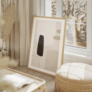 affiche avec des formes abstraites en noir gris clair et beige sur un fond beige salon beige.webp