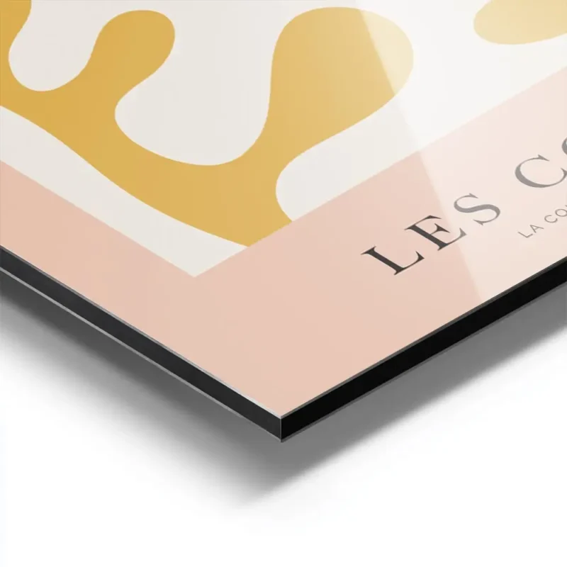 affiche avec des formes abstraites jaune moutarde sur fond beige clair bordure r aluminium.webp