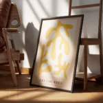 affiche avec des formes abstraites jaune moutarde sur fond beige clair bordure r encadre.webp